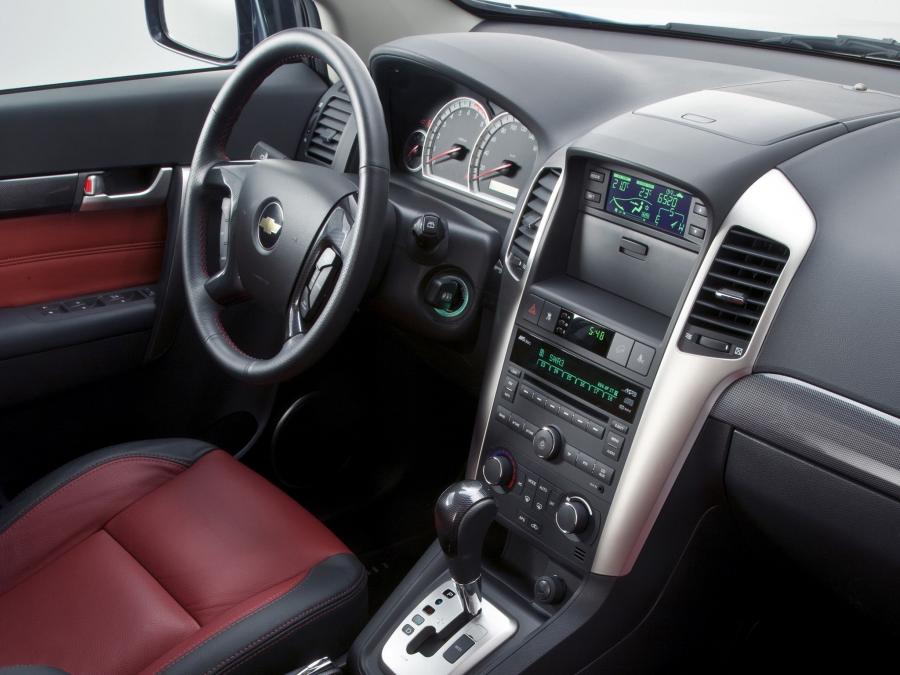 Интерьер Chevrolet Captiva Sport 2008 года  (фото 2 из 11)